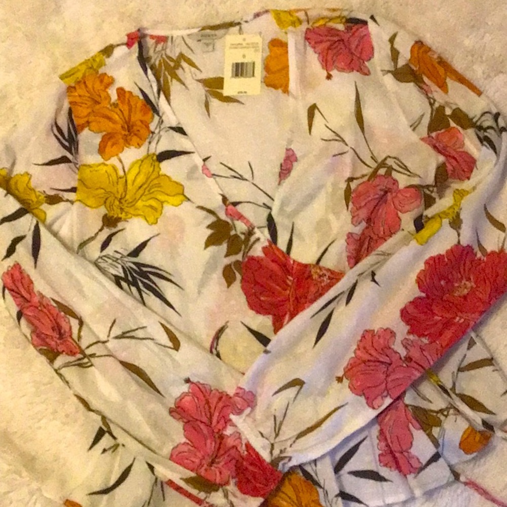 Guess. Lightweight Cotton Etched Hibiscus 🌺 White blouse.